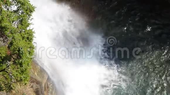 意大利贝加莫瓦尔邦迪恩塞里奥河上的瀑布视频的预览图