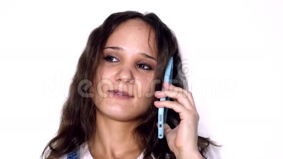 年轻漂亮的女人卷发在白色的背景上交谈手机3840x2160视频的预览图