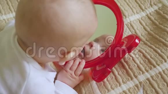 漂亮的宝宝玩镜子视频的预览图