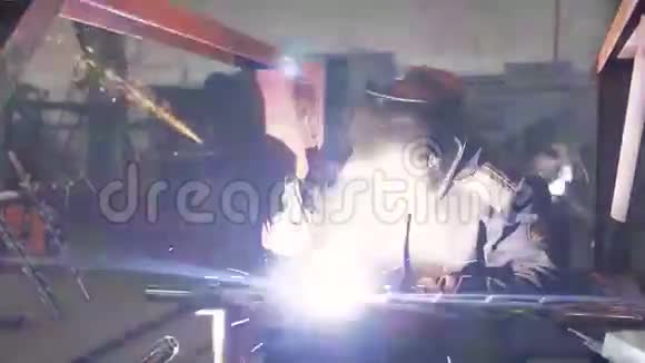 焊工工业汽车零件在工厂视频的预览图