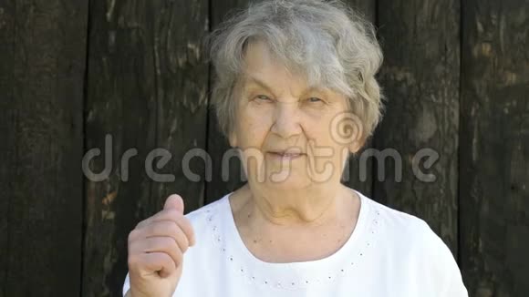 老年妇女在户外竖起大拇指视频的预览图