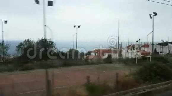 从火车窗口观看意大利海洋景观运动中视频的预览图