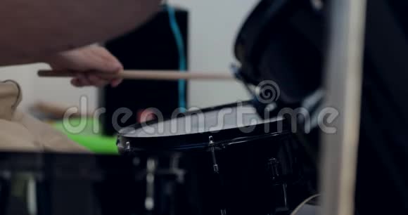 亚洲儿童鼓手练习表演的特写镜头视频的预览图