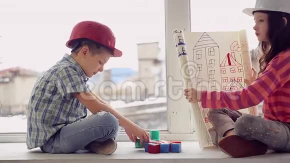 男孩和女孩在一个老工厂的背景下扮演建筑工人视频的预览图