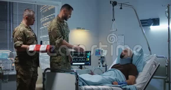 受伤士兵在医院获得荣誉勋章视频的预览图