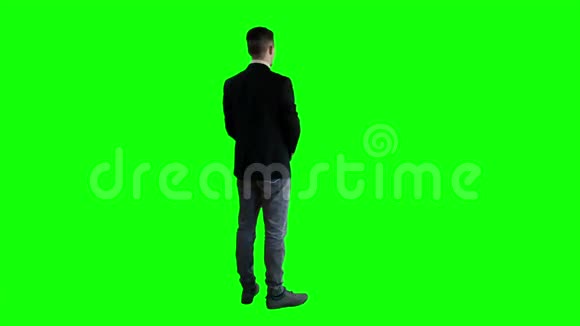 一个穿夹克的男人背着他站着视频的预览图