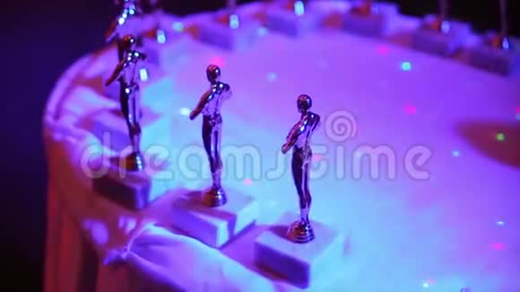奥斯卡雕像奥斯卡的雕像在晚会上留在桌子上颁奖前的碗奖视频的预览图