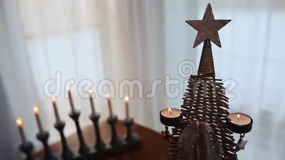 圣诞节的主题有燃烧蜡烛的人造树视频的预览图