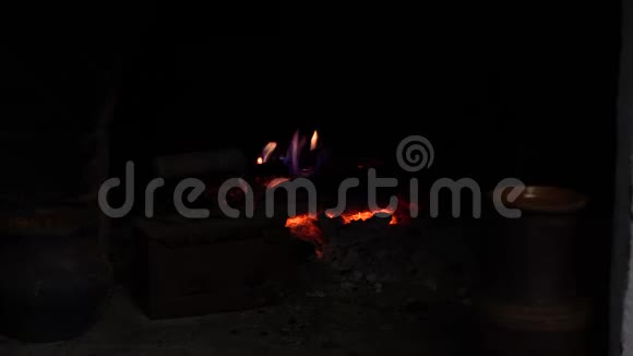 壁炉着火了温暖舒适的燃烧火砖壁炉靠近视频的预览图