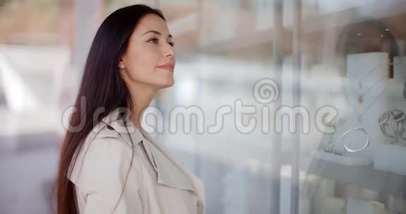 体贴的年轻女人盯着商店的商品视频的预览图