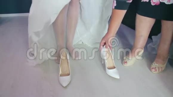 新娘礼服婚礼鞋视频的预览图