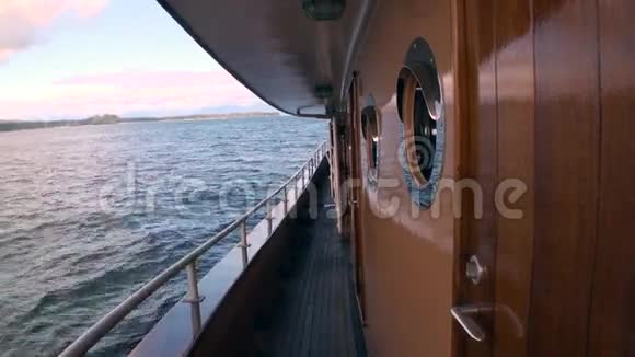 游艇甲板在平静的太平洋水上背景惊人的景观视频的预览图