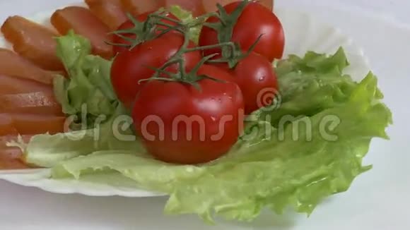 新鲜的绿色沙拉和番茄视频的预览图