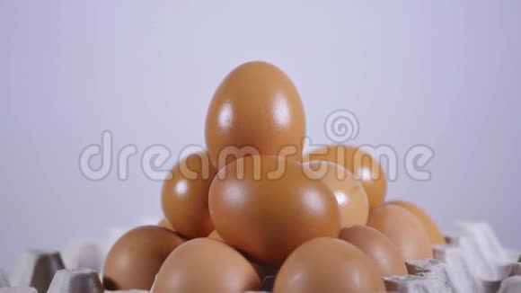 湿鸡蛋堆放在纸板托盘中的金字塔视频的预览图