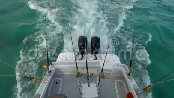 带着钓鱼钉的摩托艇在海洋中航行视频的预览图