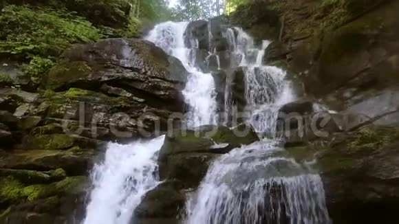 美丽的地方石波瀑布在喀尔巴阡山脉乌克兰慢动作视频的预览图