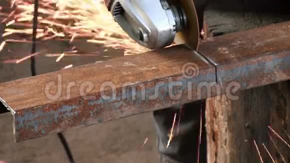 人切割生锈的金属横梁使用圆形涡轮角磨床慢镜头特写有声音视频的预览图