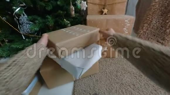 女人在圣诞礼品盒上系上丝带视频的预览图
