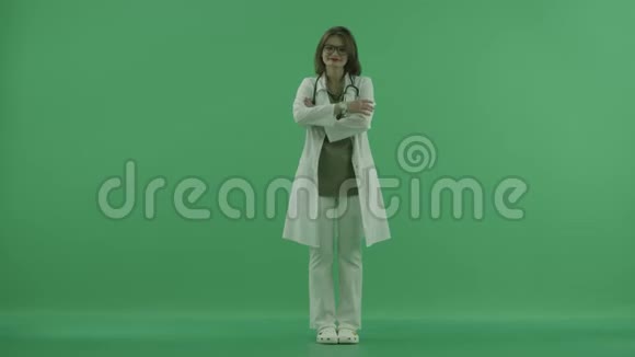 为绿色屏幕上的摄像机拍摄的少女医学姿势视频的预览图