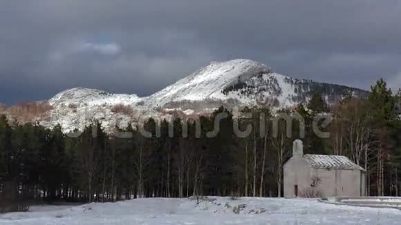 冬山时光流逝古老的教堂视频的预览图