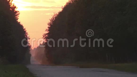 夕阳西下的乡村公路和汽车连接视频的预览图