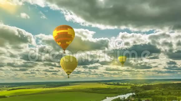 时光流逝的云彩在美丽的夏日风景与气球视频循环视频的预览图