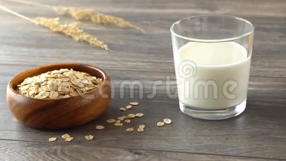 一杯牛奶一碗燕麦片还有一张乡村木桌上的自制小面包视频的预览图
