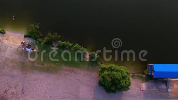 湖上海滩的垂直俯视图视频的预览图