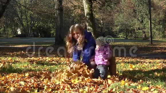 幸福的家庭母女在五彩缤纷的秋天公园玩耍4K视频的预览图