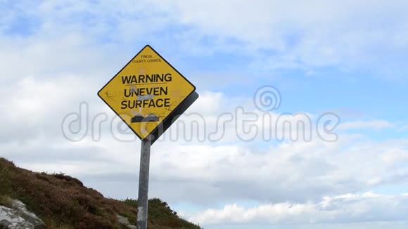 爱尔兰霍斯本海岸落基山步行道上不均匀的地面标志视频的预览图