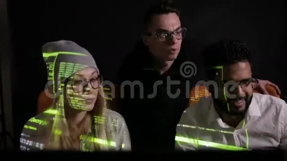 黑客集团在黑暗中使用计算机代码视频的预览图