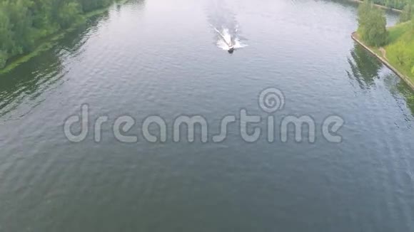 摩托艇沿河行驶的空中射击视频的预览图