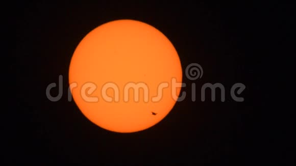 日落有两对太阳黑子加上鸟2017年3月视频的预览图