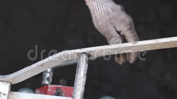 工人用手在沟渠中的金属工业机械上拉杆视频的预览图