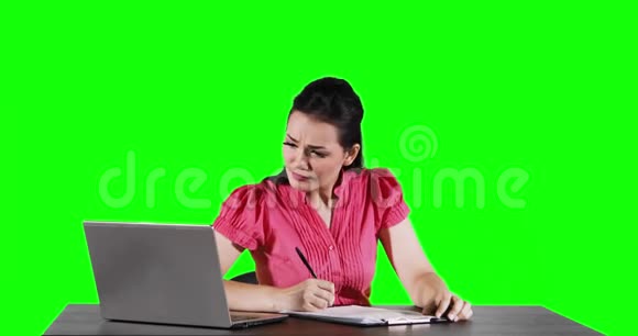 有笔记本电脑的女商人在文书上写字视频的预览图