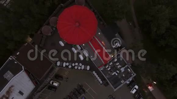 傍晚在圣彼得堡巴厘岛餐厅的空中拍摄视频的预览图