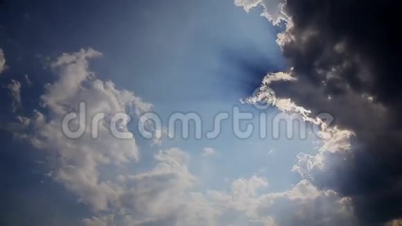 夏日的天空阳光照耀着移动的云彩掠过视频的预览图