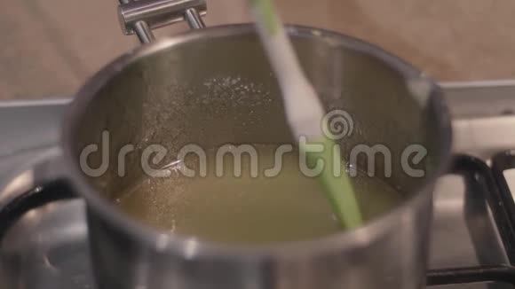 煮染糖浆加入食物颜色搅拌家庭糖果啤酒视频的预览图