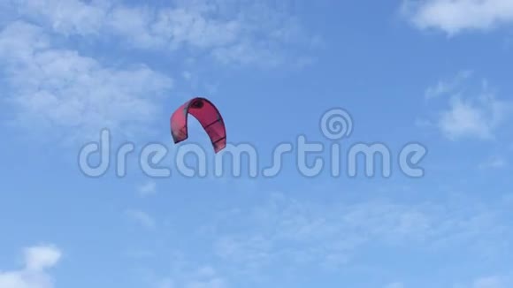 蓝天上的风浪风筝视频的预览图