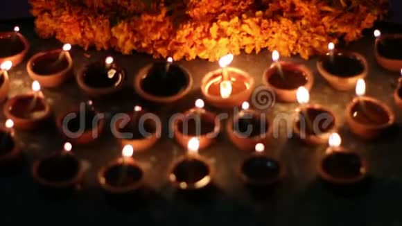 加内萨勋爵用粘土油灯和花加内萨查图赫蒂节和祈祷印度上帝视频的预览图
