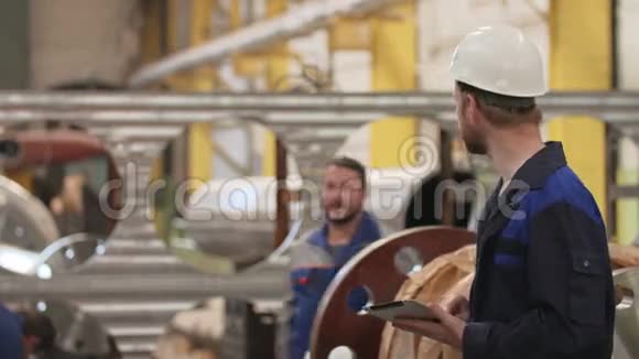 工程师朋友在工厂见面微笑着讨论计划视频的预览图