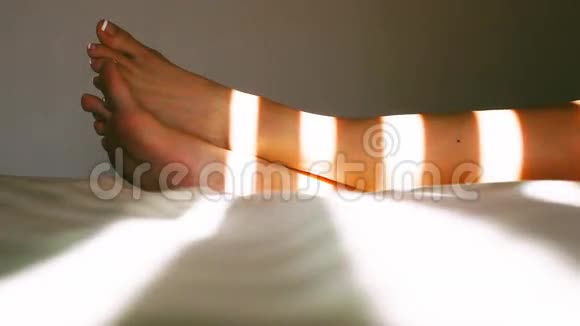 女人双腿躺在床上带百叶窗视频的预览图