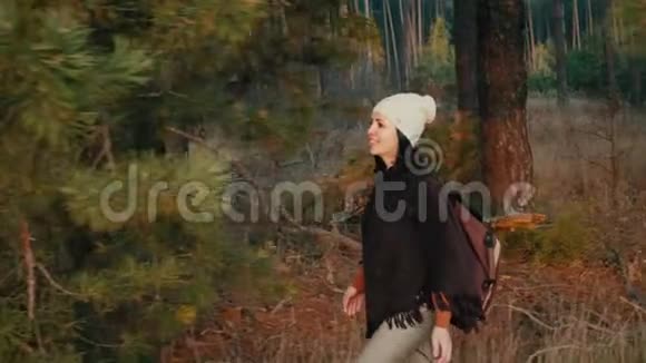 在秋天的森林里散步的年轻女子视频的预览图