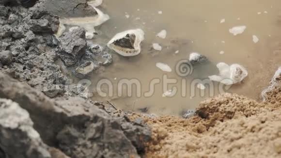 泥土里的水泥和黄沙视频的预览图