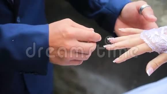 新郎戴在新娘的手指上视频的预览图
