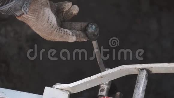 工人手在沟里的金属工业机械上转动杠杆视频的预览图