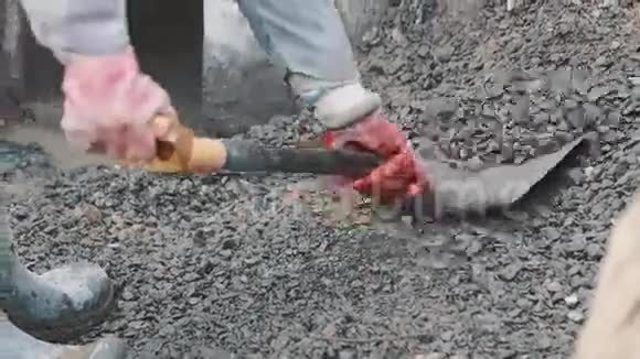 建筑工地污水沟中的橡胶靴铲耙等工人视频的预览图