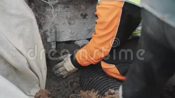 建筑密封针法带肋塑料管和水泥混凝土孔视频的预览图