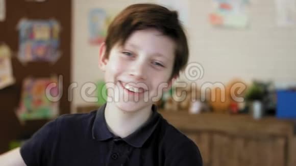 一个可爱的小男孩笑着看镜头的肖像视频的预览图