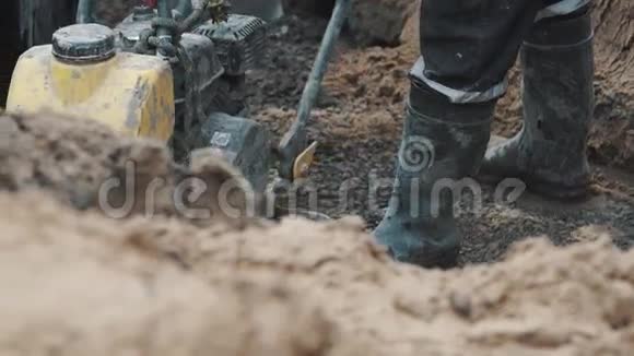 在建筑工地的沟渠中用碎石板压实的慢速工人视频的预览图